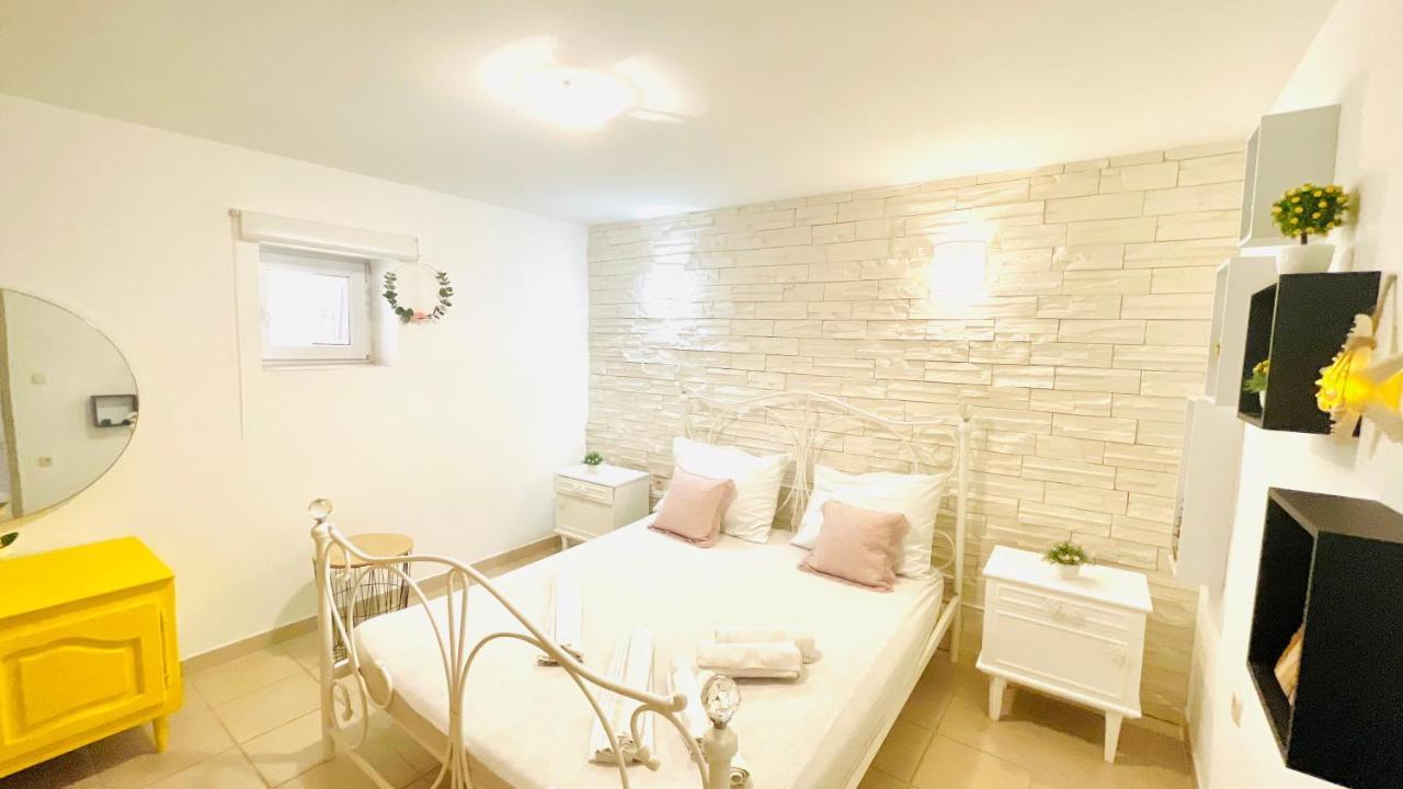 Colorful And Happy Apartment Sukosan - With Parking Εξωτερικό φωτογραφία