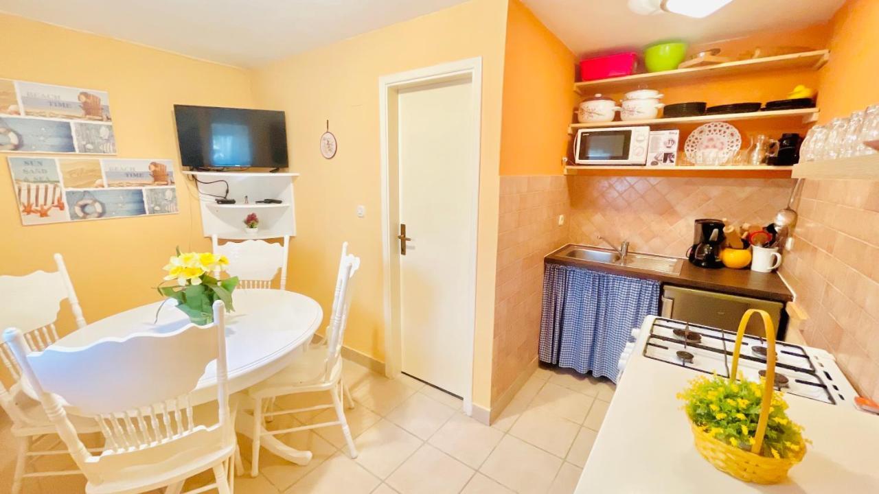 Colorful And Happy Apartment Sukosan - With Parking Εξωτερικό φωτογραφία